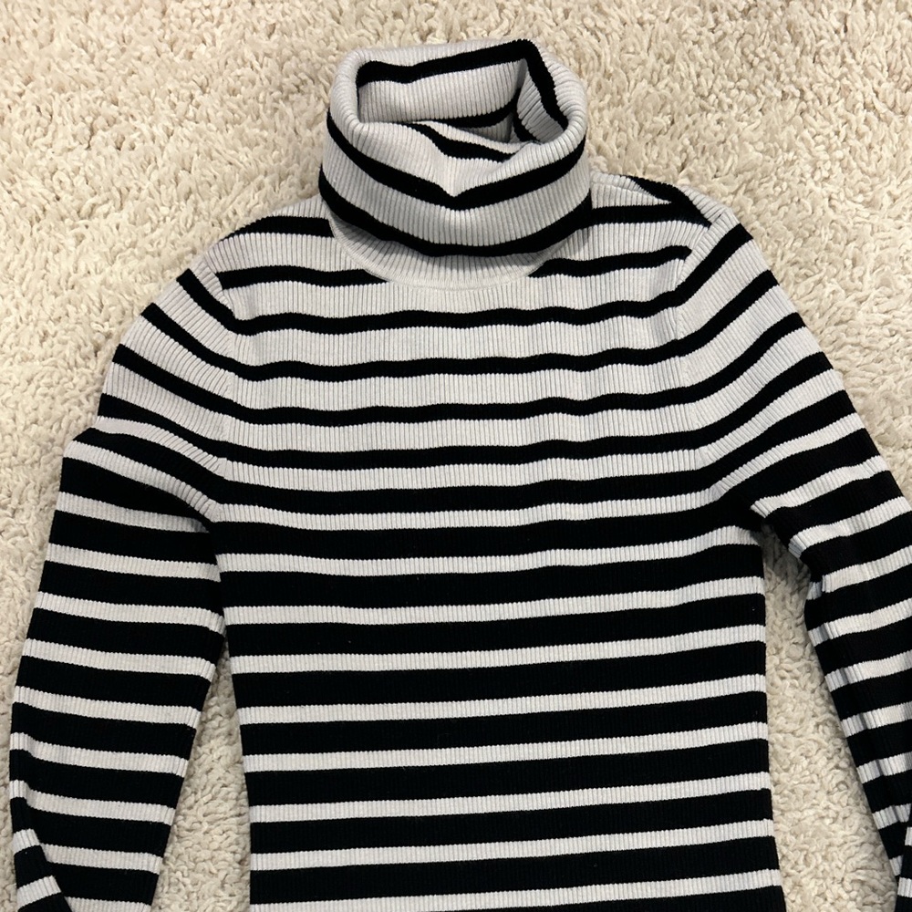 White House Black market sweater black and white size Medium